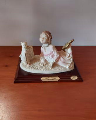 Statuetta bambina con libro e gatto vintage