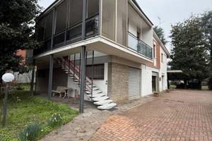 Villa di 374 m² con più di 5 locali e box auto dop