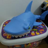 Squalo che si muove gioco