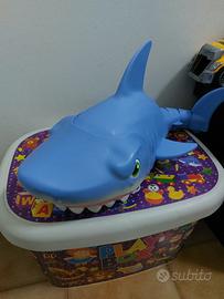 Squalo che si muove gioco