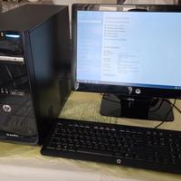 Computer fisso con tastiera e mouse