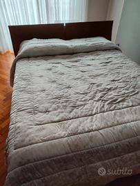 letto con contenitore in legno colore ciliegio