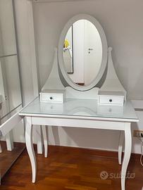 Toeletta con specchio HEMNES di IKEA
