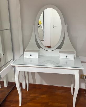 Toeletta con specchio HEMNES di IKEA