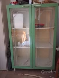 Mobile dispensa con vetrina