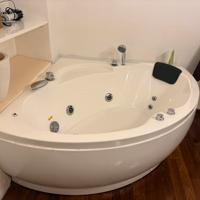 Vasca idromassaggio angolare
