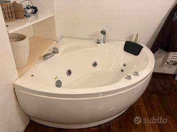 Vasca idromassaggio angolare