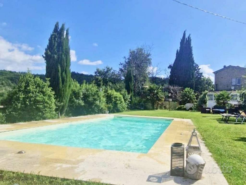 Rustico / Casale di 215 m² con 5 locali e box auto - Vista 2