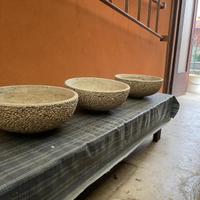 Fioriera rotonda in cemento e ghiaia lavata