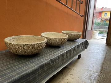 Fioriera rotonda in cemento e ghiaia lavata