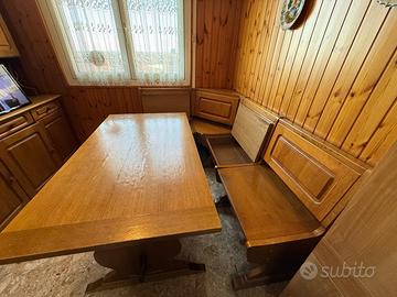 Panca e tavolo in legno