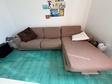 Divano tre posti con chaise-longue contenitore 