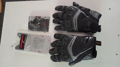 Guanti estivi da moto