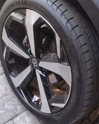 cerchiono Nissan peumatici Good Year  225/45 R19 