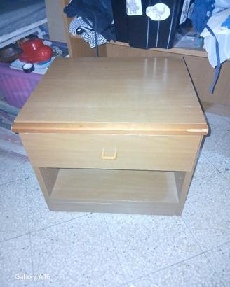 piccolo comodino basso