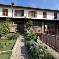 VILLA A SCHIERA A MONTE CREMASCO