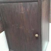 Armadietto di legno colore scuro