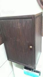 Armadietto di legno colore scuro