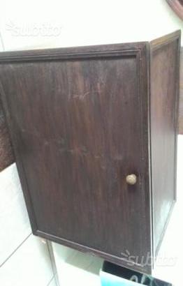 Armadietto di legno colore scuro