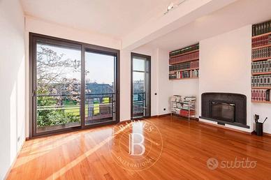 Appartamento di 297 m² con più di 5 locali e box a