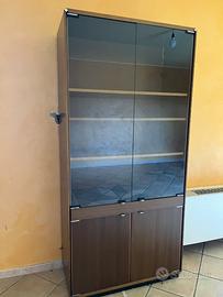 Armadio in legno e vetro
