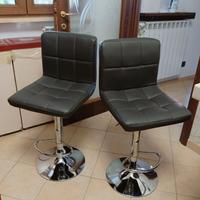 Coppia di sgabelli in pelle morbida con schienale