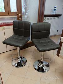 Coppia di sgabelli in pelle morbida con schienale