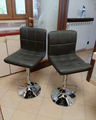 Coppia di sgabelli in pelle morbida con schienale