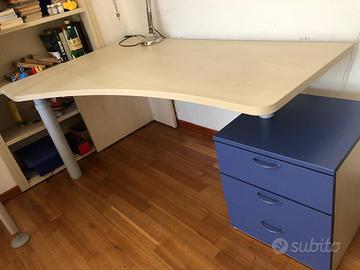 Scrivania con cassettier