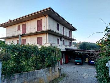 Villa su 3 livelli con giardino, garage e terreno