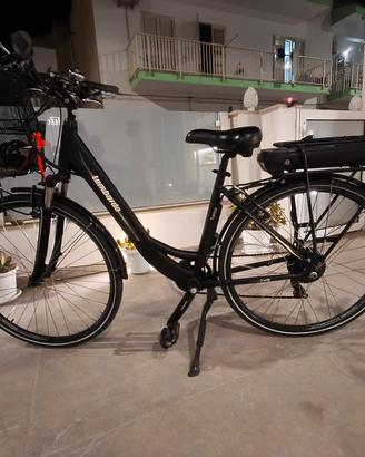 bici elettrica,pedalata assistita, colore nero , 