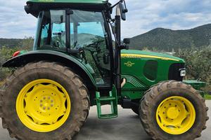 John Deere 5820