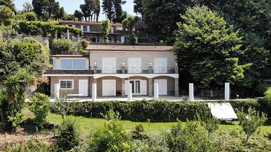 Splendida villa con vista sul lago