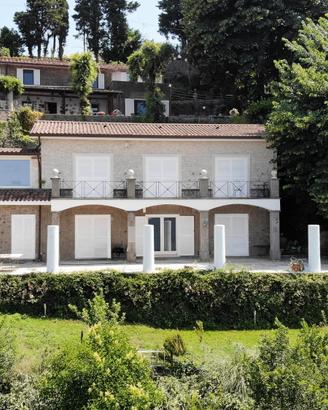 Splendida villa con vista sul lago