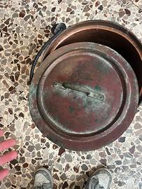 Pentola in rame rossa