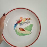 Piatti in ceramica con disegni diversi