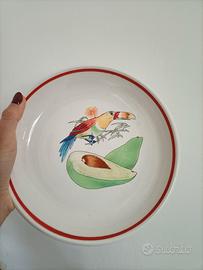 Piatti in ceramica con disegni diversi