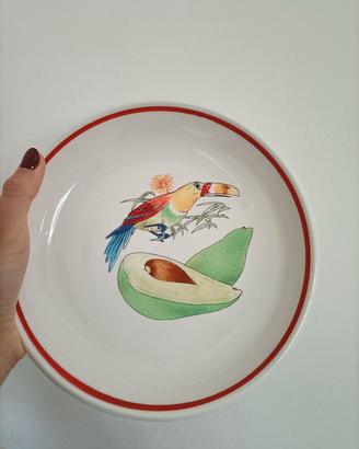 Piatti in ceramica con disegni diversi