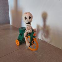 Gioco vintage scheletro in bicicletta halloween 
