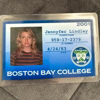 Prop Tesserino Universitario Jennifer Lindley