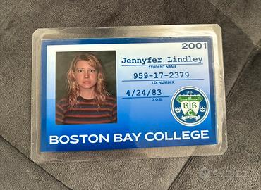 Prop Tesserino Universitario Jennifer Lindley