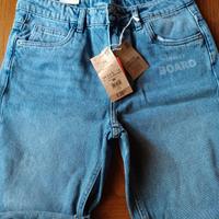 Pantaloni jeans corti da ragazzo.