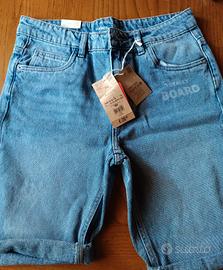 Pantaloni jeans corti da ragazzo.