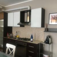 cucina comprensiva di tutti gli elettrodomestici