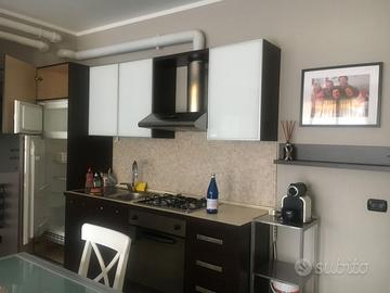 cucina comprensiva di tutti gli elettrodomestici