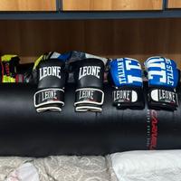 sacco da boxe più due paia di guantoni 