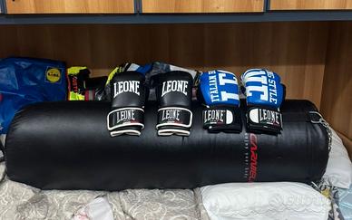sacco da boxe più due paia di guantoni 
