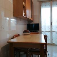 tavolo da cucina 1,60 x80 mobili a muro 