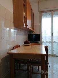 tavolo da cucina 1,60 x80 mobili a muro 
