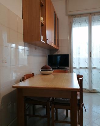 tavolo da cucina 1,60 x80 mobili a muro 